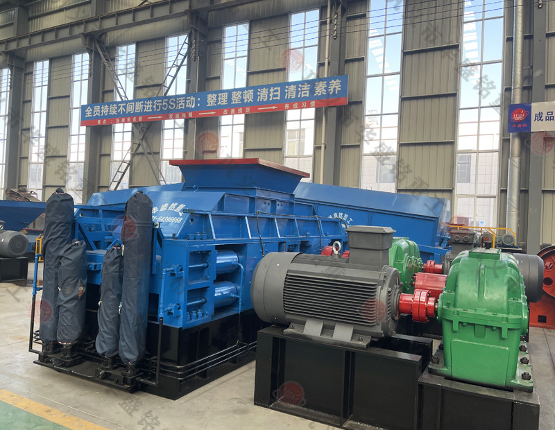 两台46对辊破碎机装箱出口发货现场