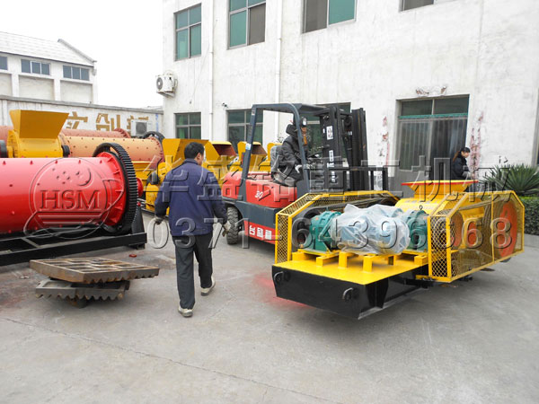 两台610*400对辊破碎机发货现场图片