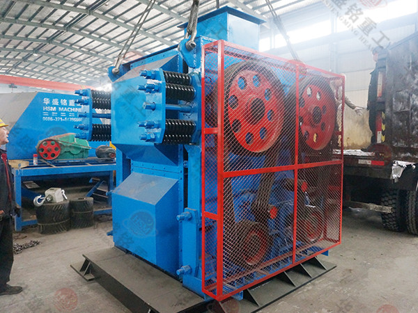 铁渣四辊破碎机发货现场