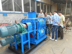 两台四辊破碎机发货现场