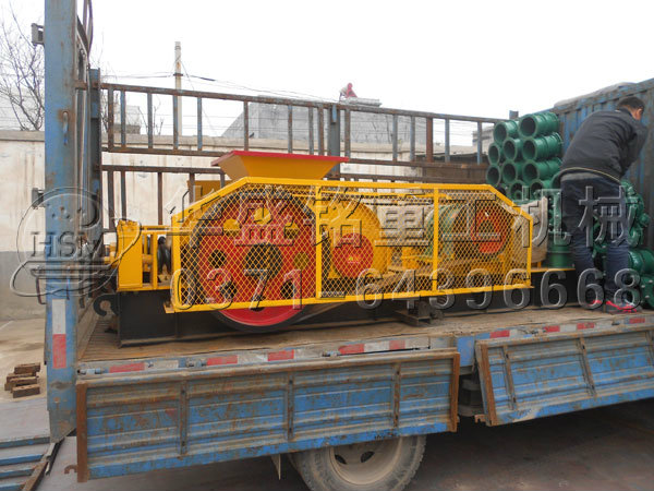四六对辊破碎机发货现场5.jpg