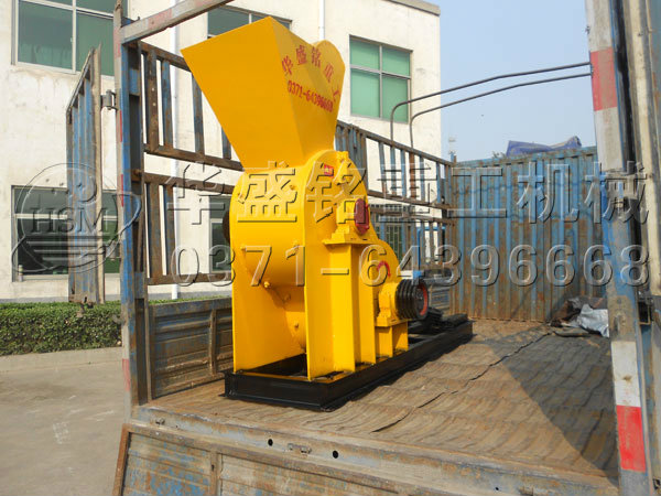 46双级破碎机和小型对辊发货现场.jpg