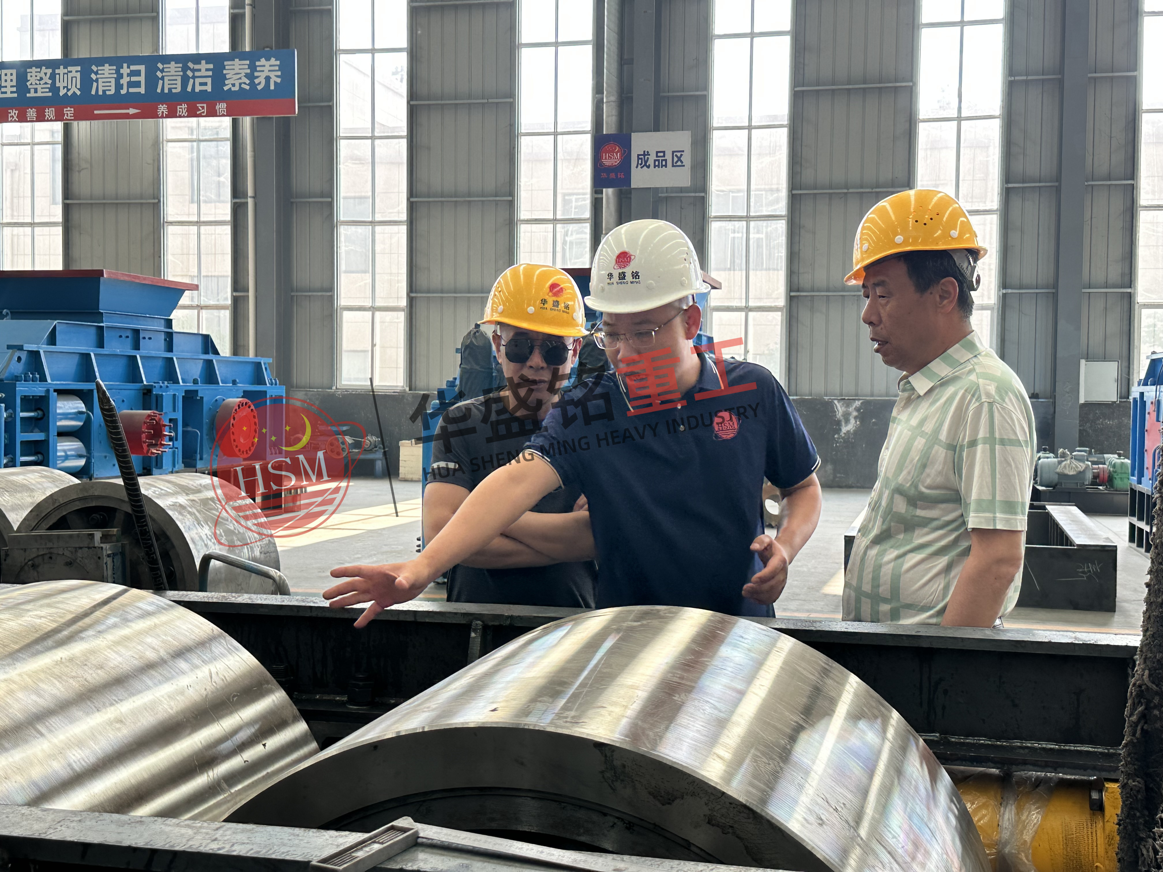 液压对辊破碎机工作原理